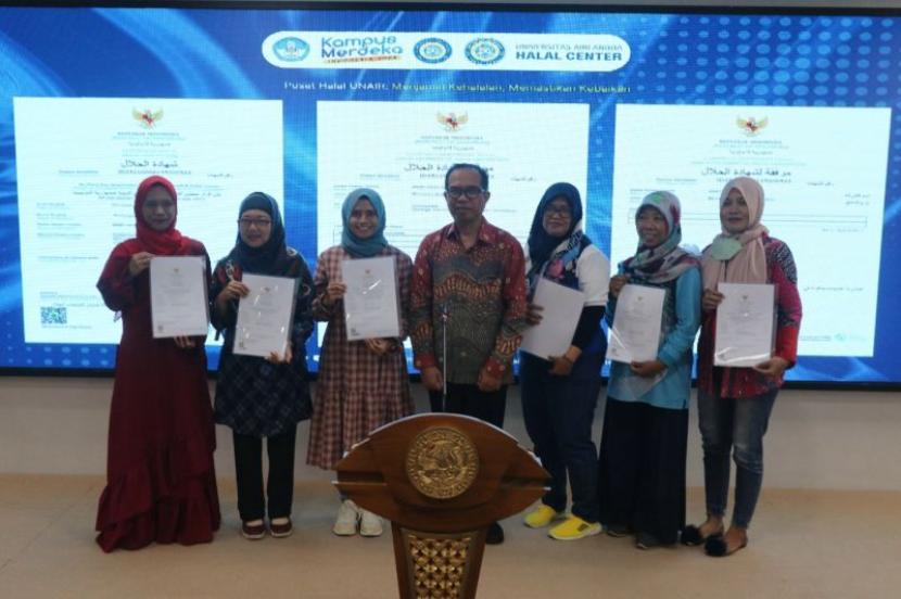 Sejumlah pelaku UMKM yang menerima sertifikasi halal dari Pusat Halal Unair. 