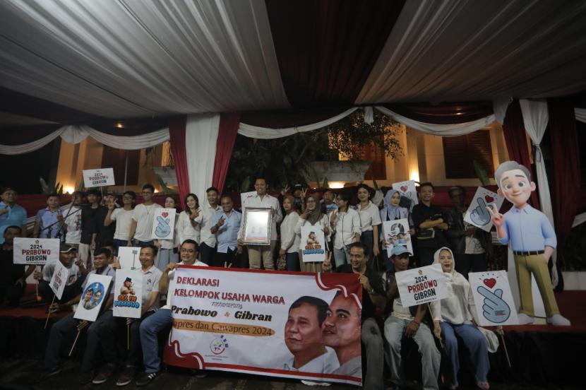 Sejumlah pelaku UMKM yang tergabung dalam Kelompok Usaha Warga mendeklarasikan dukungan untuk Prabowo-Gibran di Pilpres 2024. Deklarasi tersebut dilakukan di kediaman Prabowo Subianto, Jalan Kertanegara, Jakarta Selatan, Sabtu (27/1/2024). 