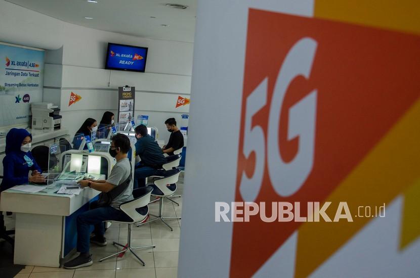 Sejumlah pelanggan melakukan konsultasi layanan Jaringan 5G di XL Center Martadinata, Bandung, Jawa Barat (ilustrasi). PT XL Axiata Tbk membukukan pendapatan Rp 14,09 triliun pada semester pertama 2022. 