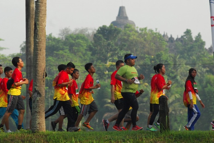 Sejumlah pelari beradu cepat saat mengikuti ajang Borobudur Marathon 2016 di sekitar Candi Borobudur, Magelang, Jawa Tengah, Minggu (20/11).