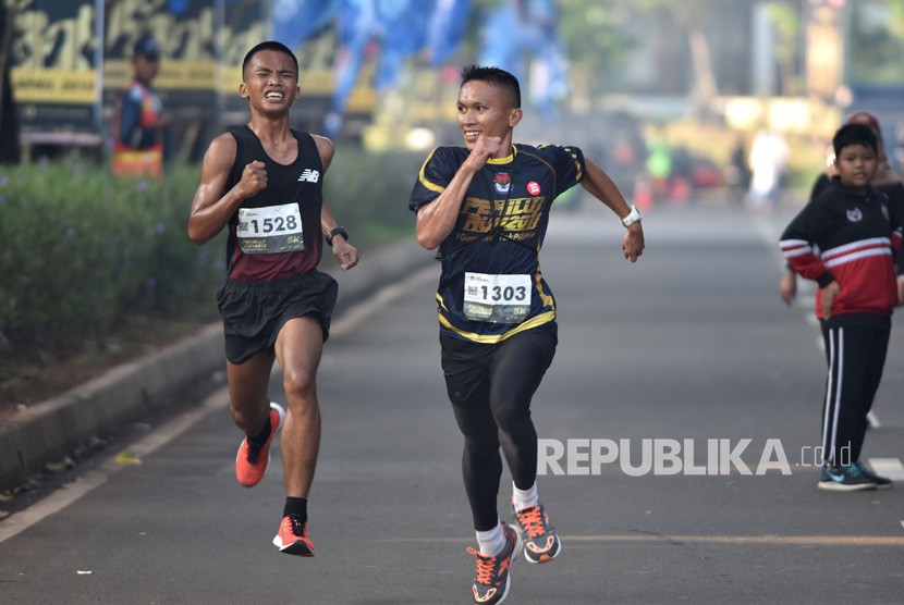 Sejumlah pelari berlari dalam lomba lari Pemilu Run 2019 di parkir timur kompleks Stadion Utama Gelora Bung Karno (SUGBK), Senayan, Jakarta, Ahad (7/4/2019).