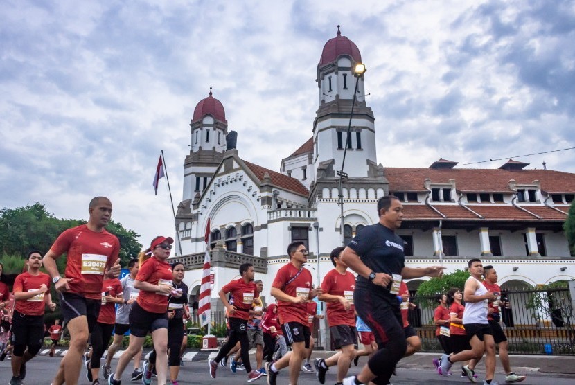 Sejumlah pelari melintasi bangunan Museum Cagar Budaya Lawang Sewu saat mengikuti lomba lari Semarang 10K.