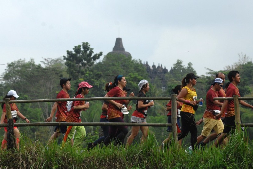 Sejumlah pelari mengikuti Borobudur Maraton 2018 di kawasan Taman Wisata Candi (TWC) Borobudur, Magelang, Jawa Tengah, Ahad (18/11).