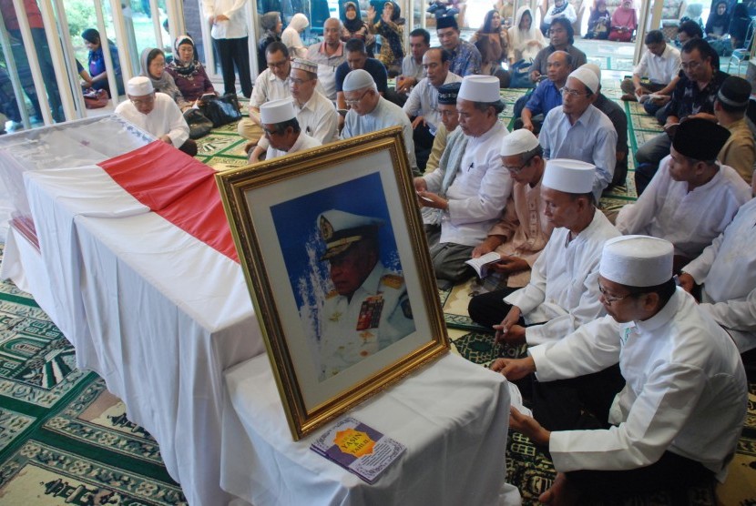 Sejumlah pelayat berdoa di depan jenazah almarhum Mantan Menkopolkam Laksamana Purnawirawan Sudomo, Pondok Indah,Jakarta,Rabu (18/4). (Republika/Agung Fatma Putra)