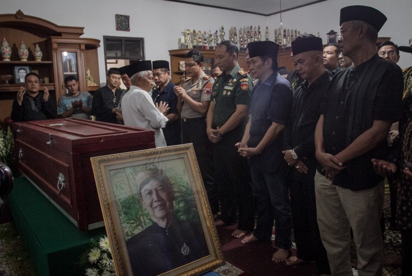 Sejumlah pelayat bersiap melaksanakan sholat jenazah bagi almarhum Paman Presiden Joko Widodo, Mulyono Herlambang di rumah duka Gayam, Sukoharjo, Jawa Tengah, Jumat (4/1/2019).