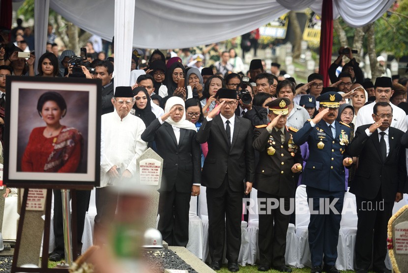 Sejumlah pelayat memberikan hormat dalam upacara pemakaman istri Presiden ke-6 RI Susilo Bambang Yudhoyono, Kristiani Herawati atau Ani Yudhoyono di Taman Makam Pahlawan (TMP) Kalibata, Jakarta Selatan, Ahad (2/6/2019).