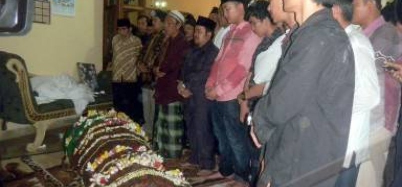 Sejumlah pelayat menyalatkan jenazah TB Chasan Sohib, tokoh dan deklarator Provinsi Banten yang juga ayah dari Gubernur Ratu Atut Chosiyah, di Serang, Kamis (30/6). 