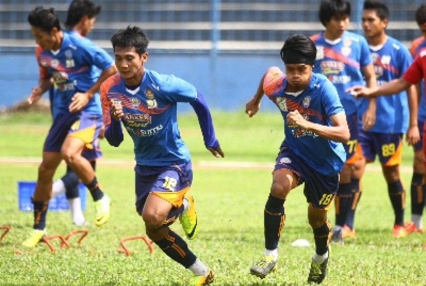   Sejumlah pemain Arema Cronus berlatih fisik di Stadion Gajayana, Malang, Selasa (10/3).