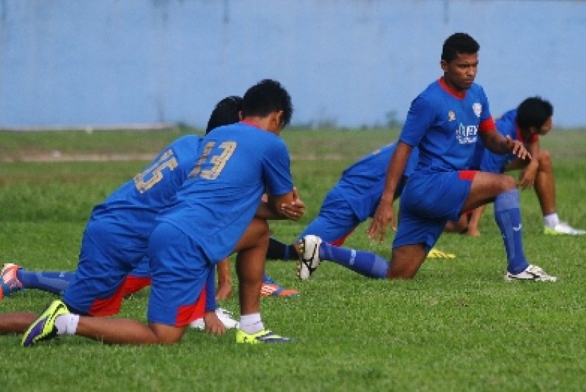 Sejumlah pemain Arema Indonesia Cronous berlatih fisik di Stadion Gajayana, Malang, Jawa Timur, Kamis (6/3).
