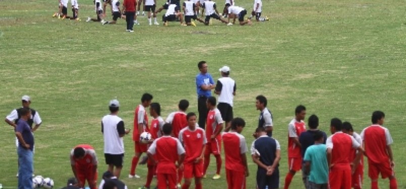 Sejumlah pemain Arema Malang versi M Nur (atas) berlatih bersama Arema versi Lucky dalam ujicoba lapangan jelang pertandingan lanjutan Liga Prima Indonesia (LPI).