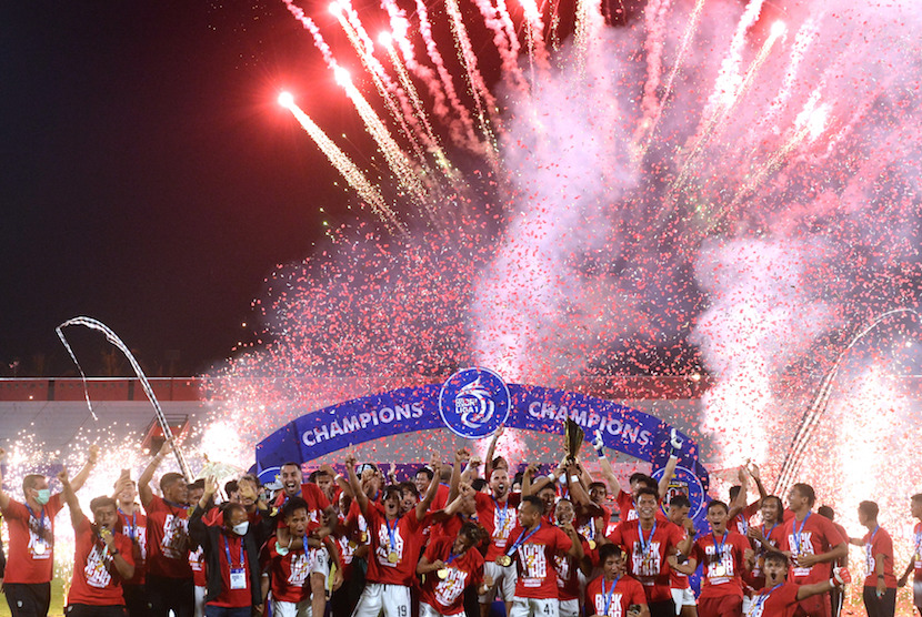Sejumlah pemain Bali United merayakan kegembiraan saat penganugerahan Juara Liga 1 di Stadion Kapten I Wayan Dipta, Gianyar, Bali, Kamis (31/3/2022). Bali United berhasil menjadi juara Liga 1 2021/2022.