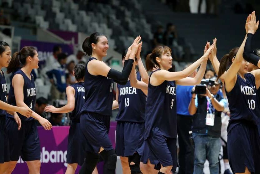 Sejumlah pemain basket Putri Unified Korea melakukan selebrasi setelah mengalahan tim Chinese Taipei di Babak Semifinal Asian Games ke 18 di Istora Senayan, Jakarta Kamis (30/8). 