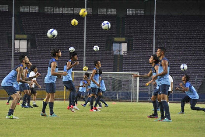 Sejumlah pemain berlatih untuk persiapan menghadapi pertandingan penyisihan Pra Piala Asia melawan Arab Saudi di Stadion Utama Gelora Bung Karno, Jakarta, Kamis (14/3). 