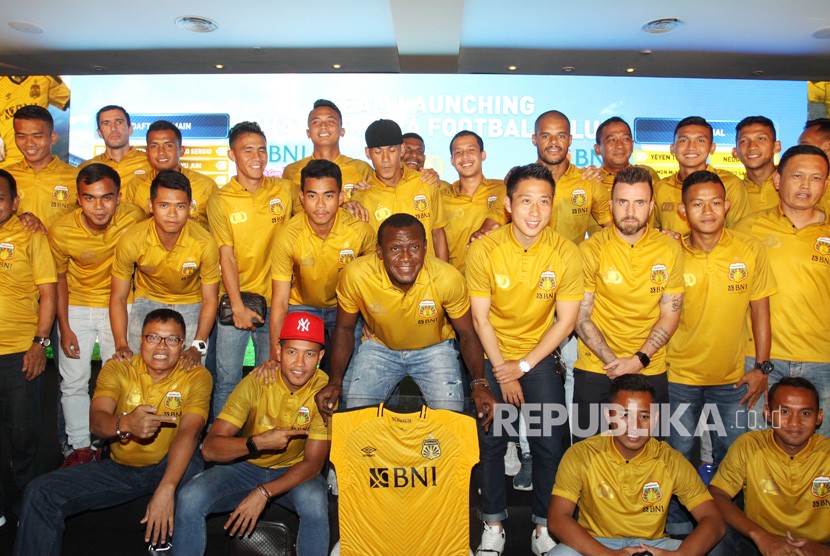 Sejumlah pemain Bhayangkara FC berfoto bersama saat menghadiri peluncuran tim Bhayangkara FC di Jakarta, Jumat (23/2).