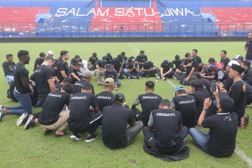 Sejumlah pemain dan official Arema FC mendatangi Stadion Kanjuruhan pascakerusuhan di Malang, Jawa Timur, Senin (3/10/2022). Kedatangan pemain dan official Arema FC tersebut sebagai bentuk belasungkawa atas tragedi Kanjuruhan yang memakan banyak korban jiwa.