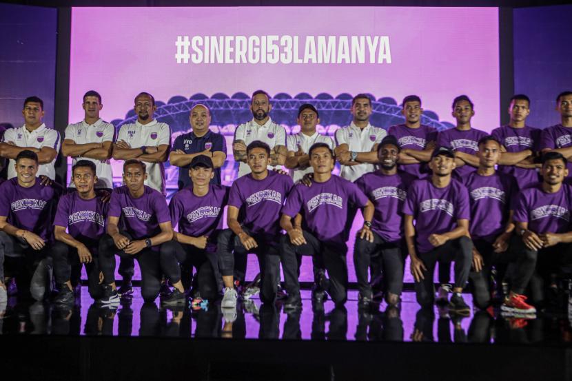 Sejumlah pemain dan ofisial klub Persita Tangerang berfoto bersama saat peluncuran tim dan jersey di Tangerang, Banten, Kamis (21/7/2022). Persita Tangerang secara resmi memperkenalkan skuadnya dan siap menjalani kompetisi Liga 1 Musim 2022/2023. 