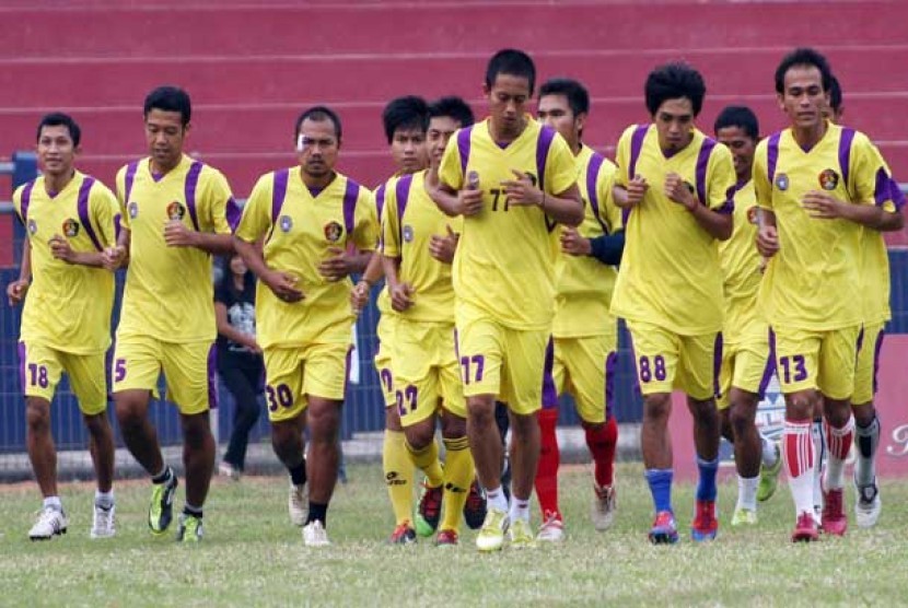 Sejumlah pemain kesebelasan Persik Kediri saat latihan perdana setelah libur kompetisi di Stadion Brawijaya, Kota Kediri, Jawa Timur, Senin (28/10). 