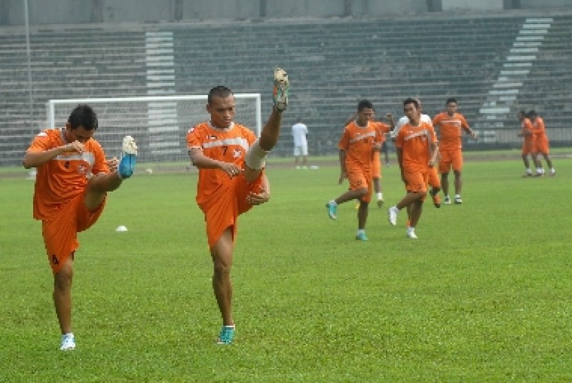 Sejumlah pemain kesebelasan Persisam Putra Samarinda melakukan pemanasan sebelum latihan sekaligus sesi jajal lapangan di stadion Petrokimia Gresik, Jawa Timur, Sabtu (2/2). 