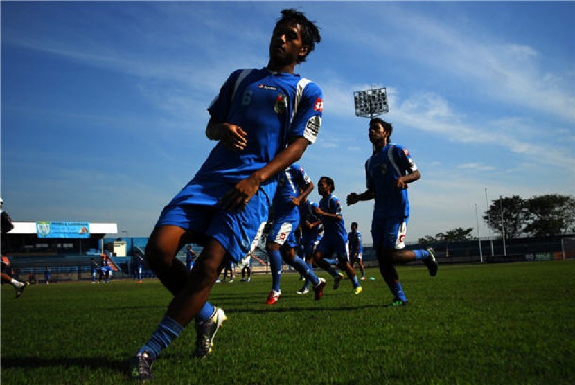 Sejumlah pemain kesebelasan PSPS Pekanbaru menjajal lapangan jelang laga Indonesia Super League (ISL). 