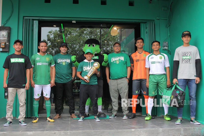 Sejumlah pemain, pelatih serta manajer Persebaya berpose di depan Persebaya Store di Ruko Babatan Wiyung, Surabaya, Jawa Timur, Ahad (7/1). 