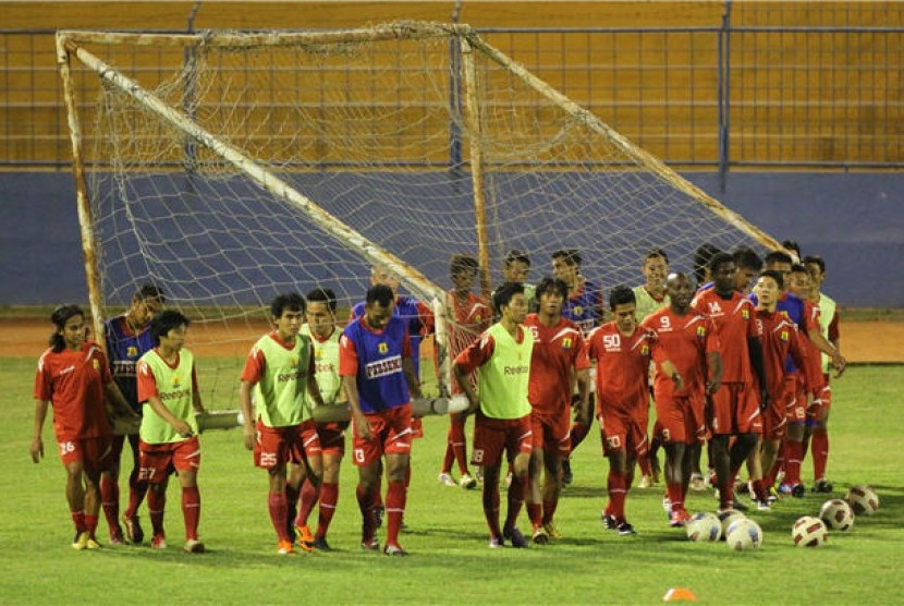 Sejumlah pemain Persema Malang bergotong royong memindahkan gawang saat latihan malam di Stadion Gajayana, Malang, Jawa Timur, jelang laga Indonesian Premier League (IPL) musim lalu. 