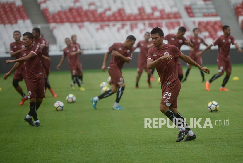 Sejumlah pemain Persija Jakarta berlatih menjelang laga perdana Liga 1 di Stadion Utama Gelora Bung Karno, Senayan, Jakarta, Kamis (22/3).