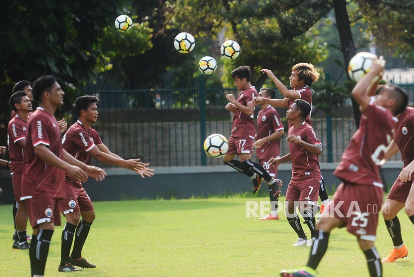 Sejumlah pemain Persija Jakarta berlatih menjelang laga Piala AFC di Lapangan ABC, Kompleks Gelora Bung Karno, Senayan, Jakarta, Selasa (27/2).