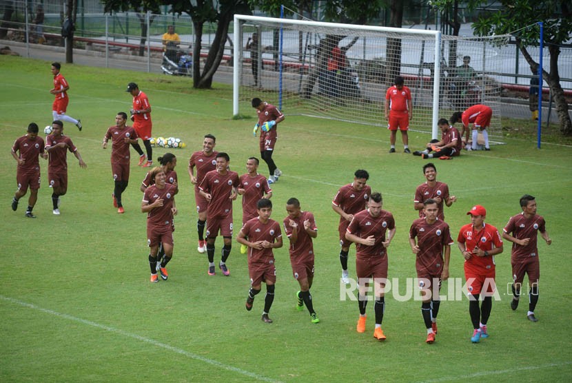 Sejumlah pemain Persija Jakarta berlatih menjelang laga Piala AFC di Lapangan ABC, Kompleks Gelora Bung Karno, Senayan, Jakarta, Selasa (27/2). 