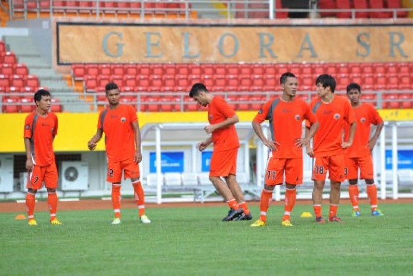 Sejumlah pemain Persija Jakarta melakukan uji coba lapangan di Stadion Gelora Sriwijaya Jakabaring Palembang, Jumat (1/2). 