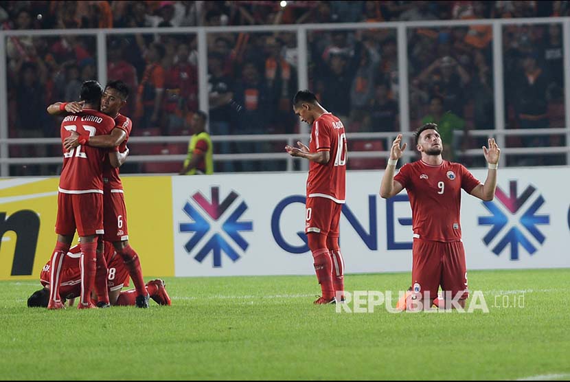 Sejumlah pemain Persija Jakarta meluapkan kegembiraan usai mengalahkan Tampines Rovers pada laga kedua Grup H Piala AFC di Stadion Utama Gelora Bung Karno, Jakarta, Rabu (28/2). 