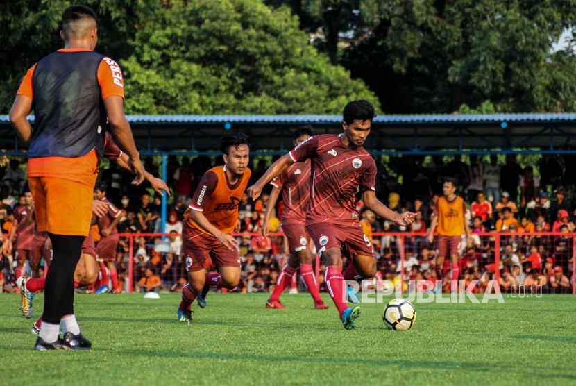 Sejumlah pemain Persija Jakarta menjalani latihan perdana jelang pertiandingan musim 2019 di Lapangan Aldiron, Jakarta, Senin (7/1/2019).