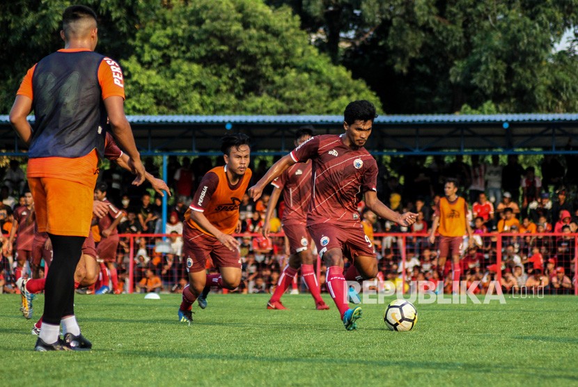 Sejumlah pemain Persija Jakarta menjalani latihan. (ilustrasi)