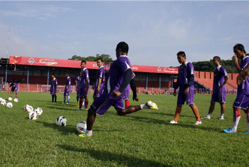 Sejumlah pemain Persik Kediri melakukan latihan jelang laga lanjutan kompetisi Divisi Utama PT Liga Indonesia 2013-2014. 