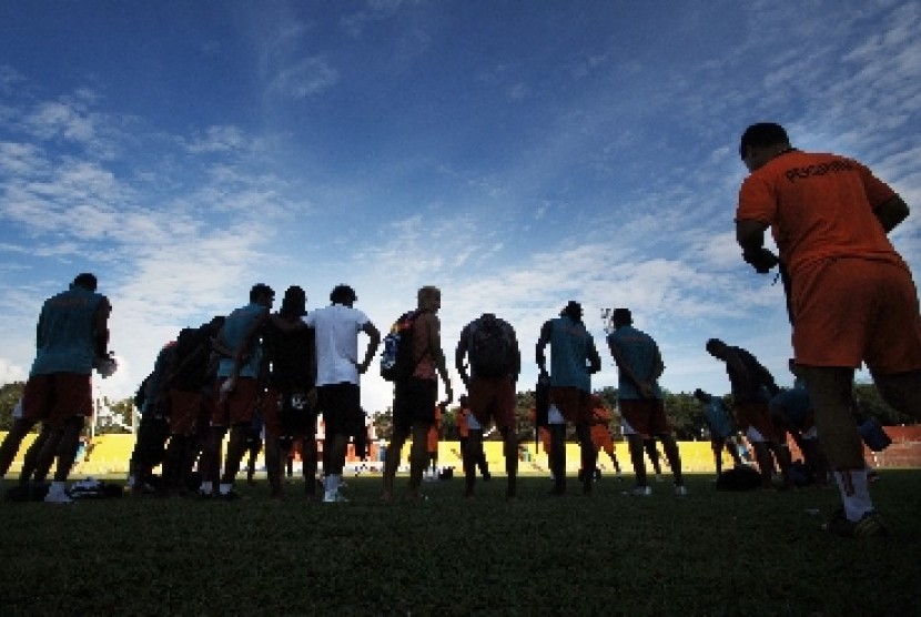 Sejumlah pemain Persipura Jayapura usai latihan di Stadion Agus Salim Padang, Sumbar, Selasa (7/10).