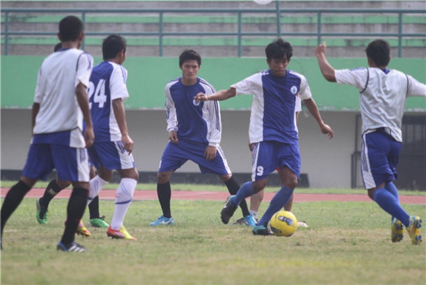 Sejumlah pemain PSCS Cilacap melakukan ujicoba lapangan jelang partai lanjutan Liga Prima Indonesia di Stadion Manahan, Solo, Jateng, Jumat (24/2). 