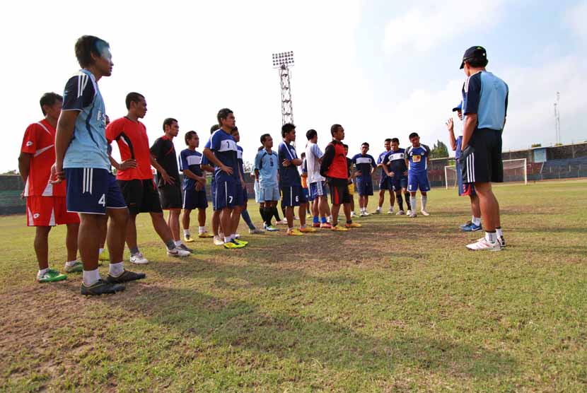 Sejumlah pemain PSIM Yogyakarta melakukan latihan di Stadion Mandala Krida. (ilustrasi) 