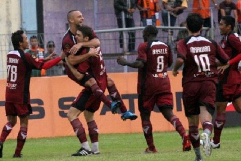 sejumlah pemain PSM Makassar meluapkan kegembiraan usai mencetak gol.