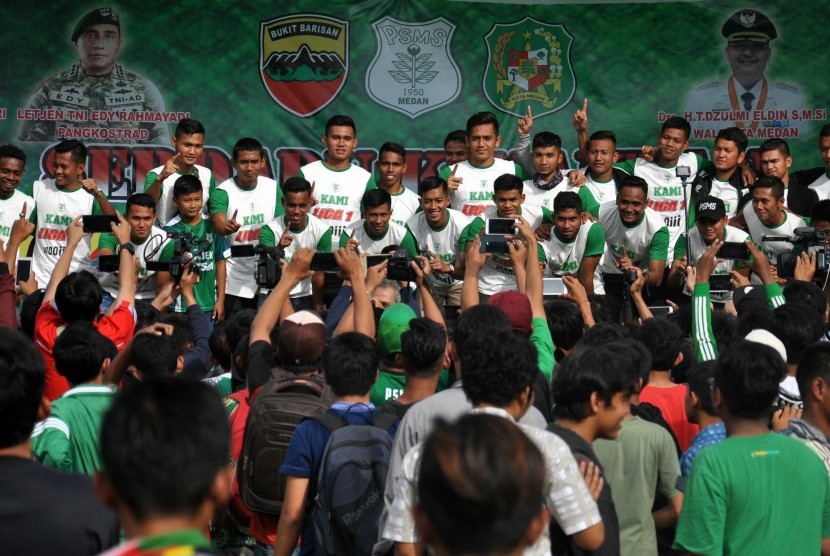 Sejumlah pemain PSMS Medan berfoto bersama ketika tiba di Medan, Sumatra Utara, Kamis (30/11) usai menjuarai Liga 2 Indonesia.