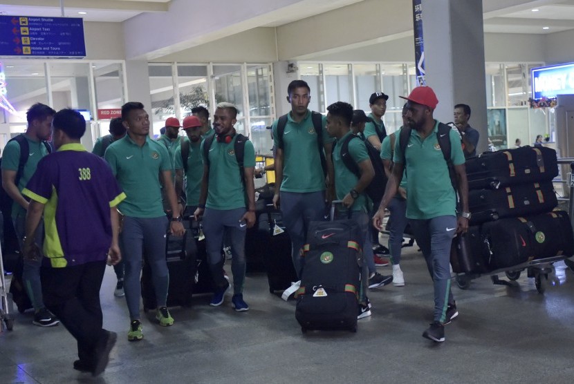 Sejumlah pemain sepak bola Timnas Indonesia tiba di Bandara Internasional Ninoy Aquino, Manila, Filipina, Kamis (17/11). 