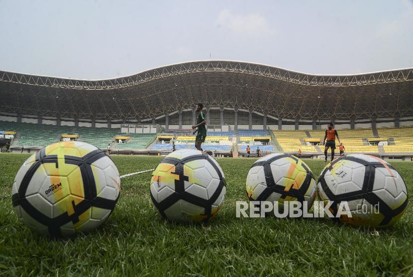 Sejumlah pemain sepakbola Timnas U-16 mengikuti pemusatan latihan di Stadion Patriot Chandrabhaga, Bekasi, Jawa Barat