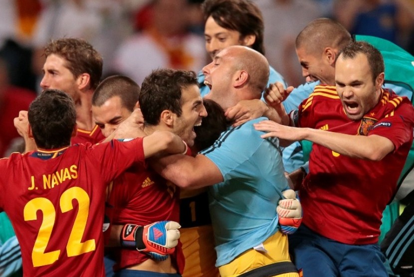 Sejumlah pemain Spanyol melakukan selebrasi setelah memastikan satu tempat di babak final Piala Eropa 2012. Spanyol berhask maju setelah menumbangkan Portugal lewat drama adu penalti dalam pertandingan yang digelar di Donetsk, Ukraina, Kamis (28/6) WIB din