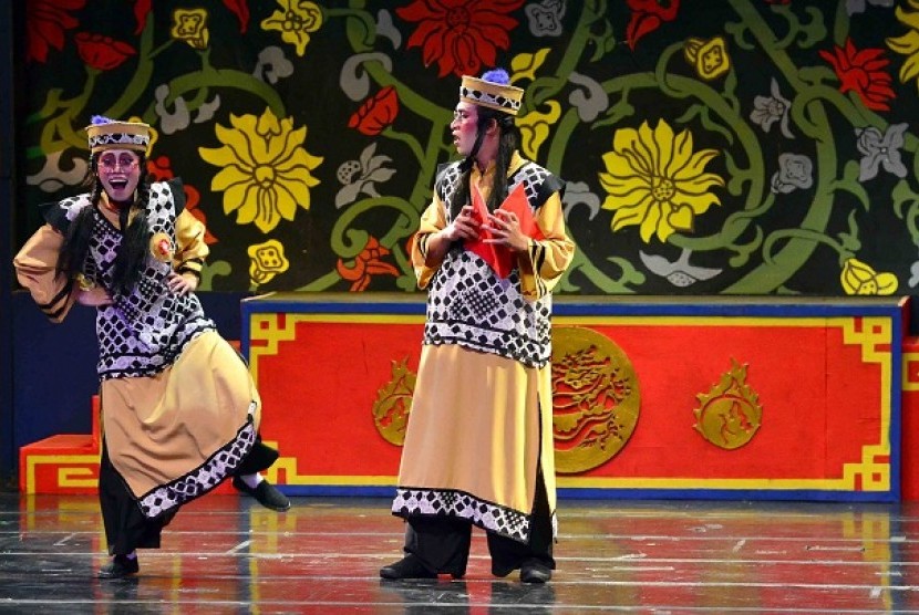 Sejumlah pemain Teater Koma beraksi mementaskan lakon Sampek dan Engtay. Tahun ini, pertunjukan Sampek Engtay oleh Teater Koma diundur karena wabah Covid-19.  
