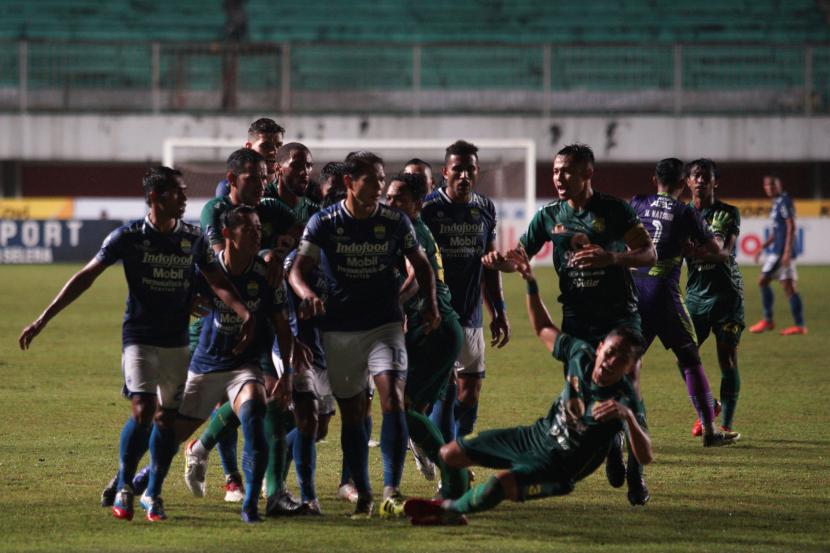 Sejumlah pemain tim kesebelasan Persib Bandung terlibat kericuhan dengan pemain Persebaya Surabaya saat Laga Liga di Stadion Maguwoharjo, Sleman, D.I Yogyakarta, Rabu (8/12). Persebaya mengalahkan Persib 3-0.