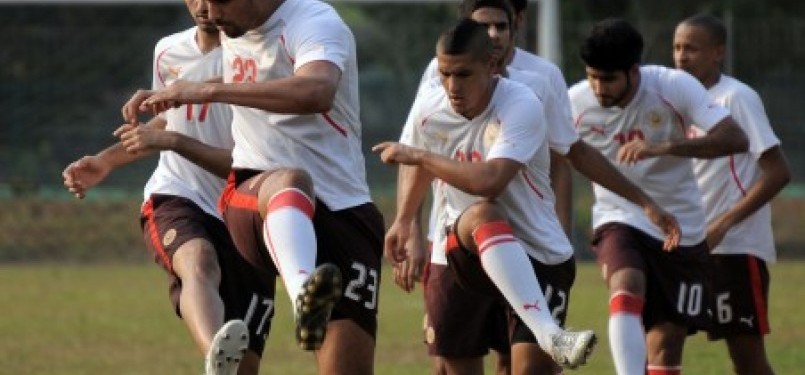 Sejumlah pemain Tim Nasional Bahrain berlatih di Lapangan PSSI, Senayan, Jakarta, Ahad (4/9). 