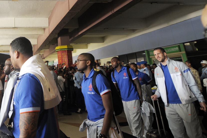  Sejumlah pemain tim nasional Belanda tiba di Bandara Halim Perdanakusuma, Jakarta Timur, Rabu (5/6).   (Antara/Rian Fitrianto)