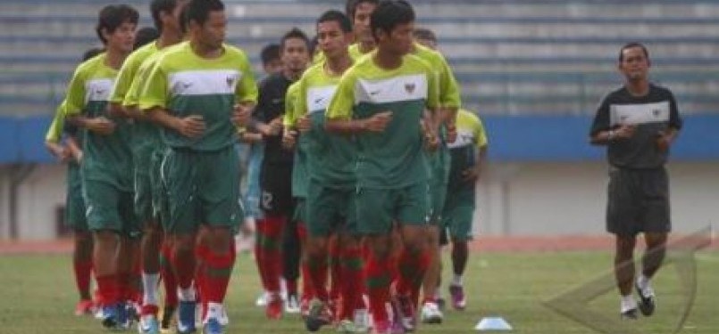Sejumlah pemain tim nasional (timnas) melakukan latihan di Stadion Manahan Solo, Minggu (14/8).