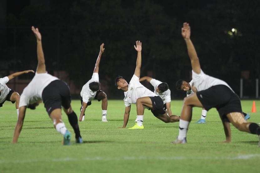 Sejumlah pemain tim U-20 Indonesia mengikuti latihan di Lapangan Tot Heil Onzer Ribbenkast (THOR), Surabaya, Jawa Timur, Selasa (13/9/2022). Latihan tersebut dalam rangka persiapan laga kualifikasi Piala Asia U-20 2023 yang dilaksanakan pada 14-18 September 2022. 