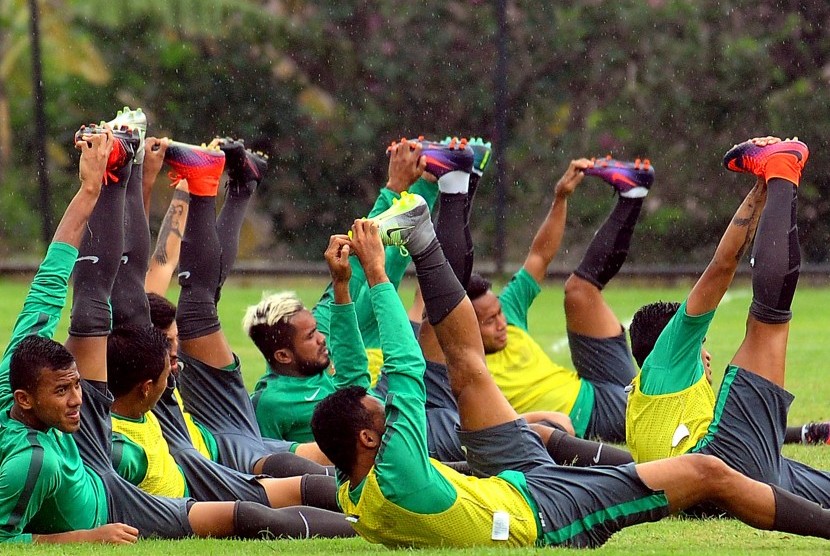 Sejumlah pemain Timnas Indonesia melakukan latihan sesi terakhir di Lapangan Sekolah Pelita Harapan, Sentul, Kabupaten Bogor, Jawa Barat, Kamis (1/12).