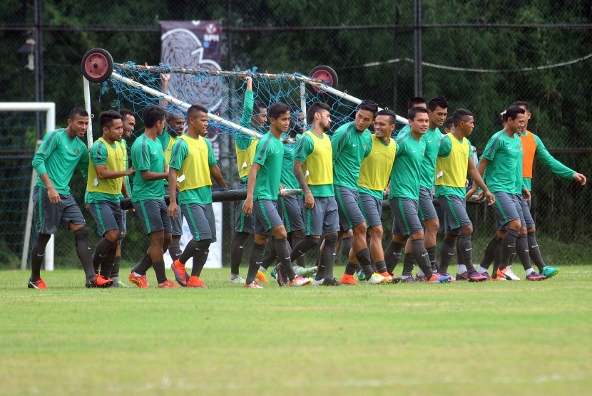 Sejumlah pemain Timnas Indonesia melakukan latihan sesi terakhir di Lapangan Sekolah Pelita Harapan, Sentul, Kabupaten Bogor, Jawa Barat, Kamis (1/12). 