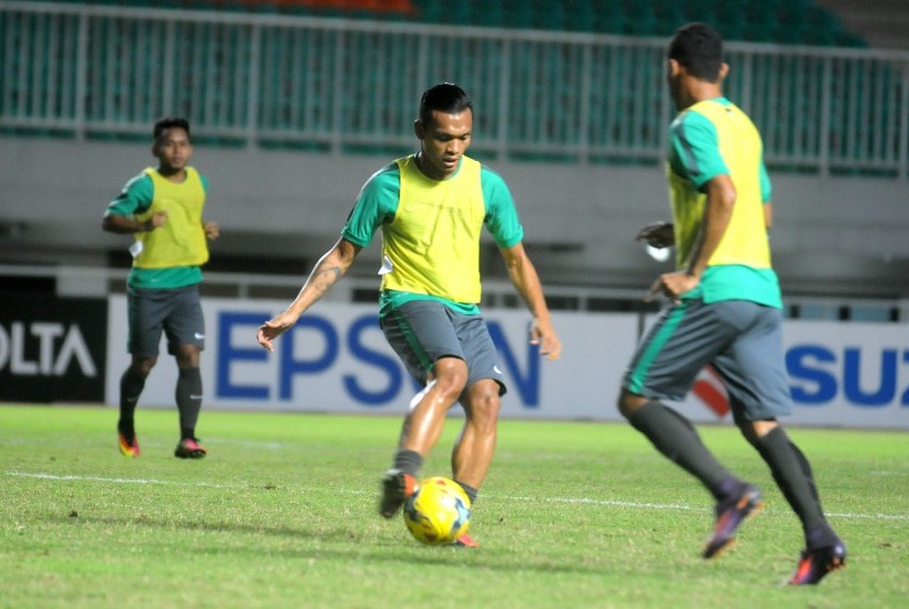 Sejumlah pemain timnas Indonesia melakukan latihan uji coba lapangan stadion Pakansari, Jumat (2/12). Latihan dilakukan jelang laga putaran pertama semifinal Piala AFF 2016 antara Indonesia lawan Vietnam, besok.